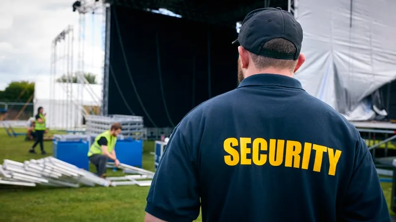 Bewakingsagent tijdens opbouw van een evenement — statische bewaking door KG Security